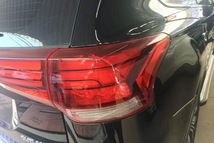 Used Mitsubishi Outlander 2017 2.0L Two-Wheel Drive Glory Edition 5 Seats Right Rear Taillight