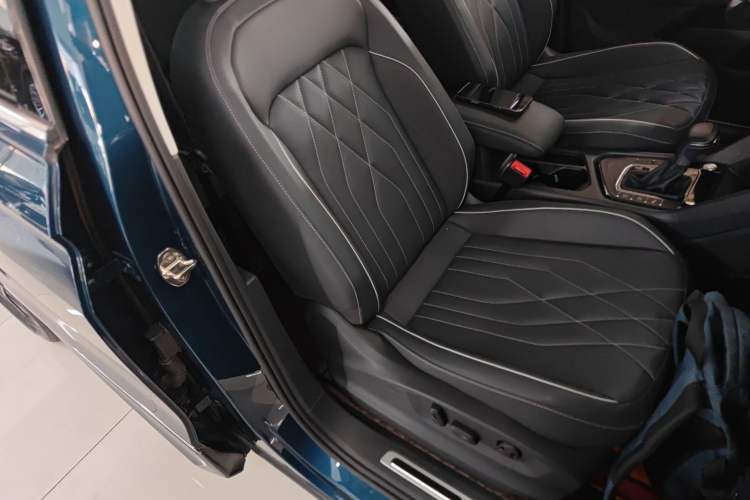 Used Volkswagen Tiguan L 2022 330TSI Automatic Two-Wheel Drive R-Line Enhanced Edition Right Front Seat