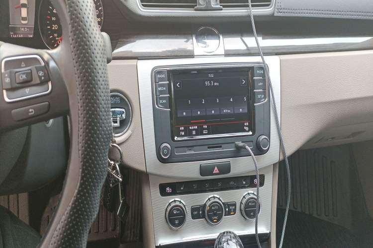 Used Volkswagen Magotan 2012 2.0 TSI Ultimate Edition Audio And AC Panel