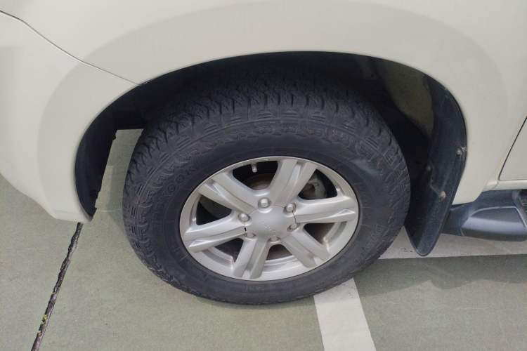 Used Isuzu mu-X 2015 2.5T Two-Wheel Drive Automatic Luxury Edition 7 Seats Left Front Wheel Hub