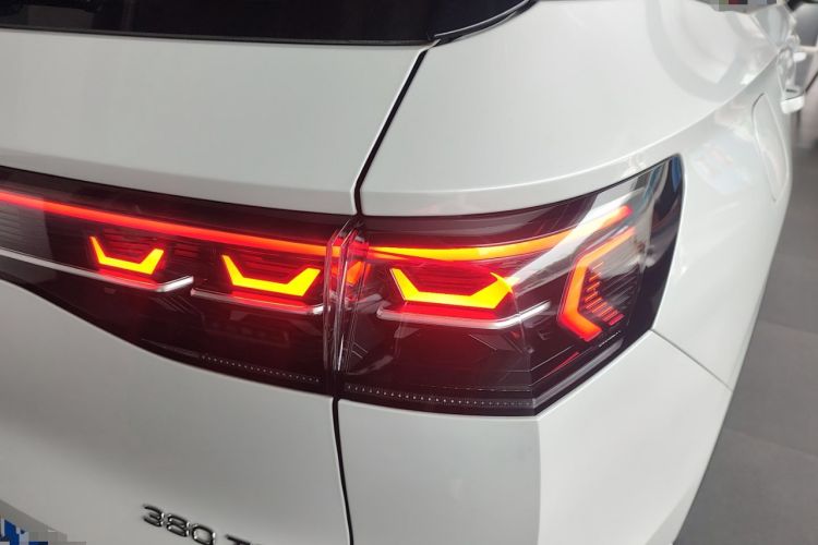 Used Volkswagen Tavendor 2024 380TSI All-Wheel Drive R-Line Cruise Edition Right Rear Taillight