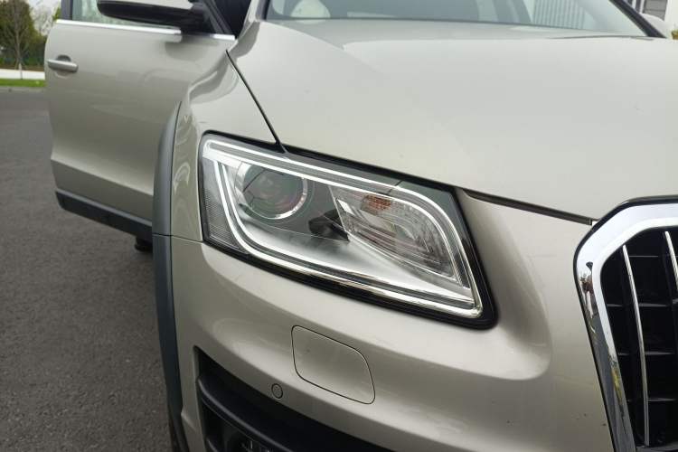 Used Audi Q5 2018 Collector's Edition 40 TFSI Technology Model Right Front Headlight