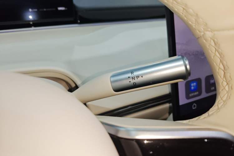 Used Hima Luxeed R7 2025 Range-Extended Version 251 km Max Gear Lever