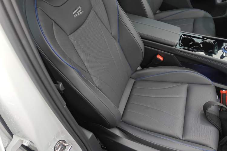 Used Volkswagen Tiguan L 2024 PRO 330TSI Two-Wheel Drive R-Line Smart Edition Right Front Seat