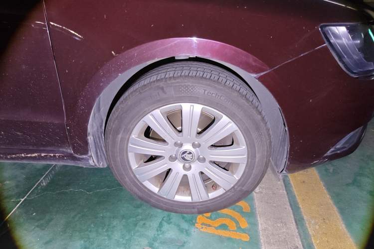 Used Skoda Superb 2013 1.4TSI DSG Sport Edition Right Front Wheel Hub