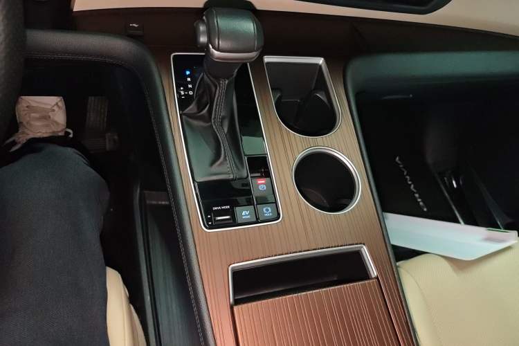 Used Toyota Granvia 2022 2.5L Hybrid Premium Edition