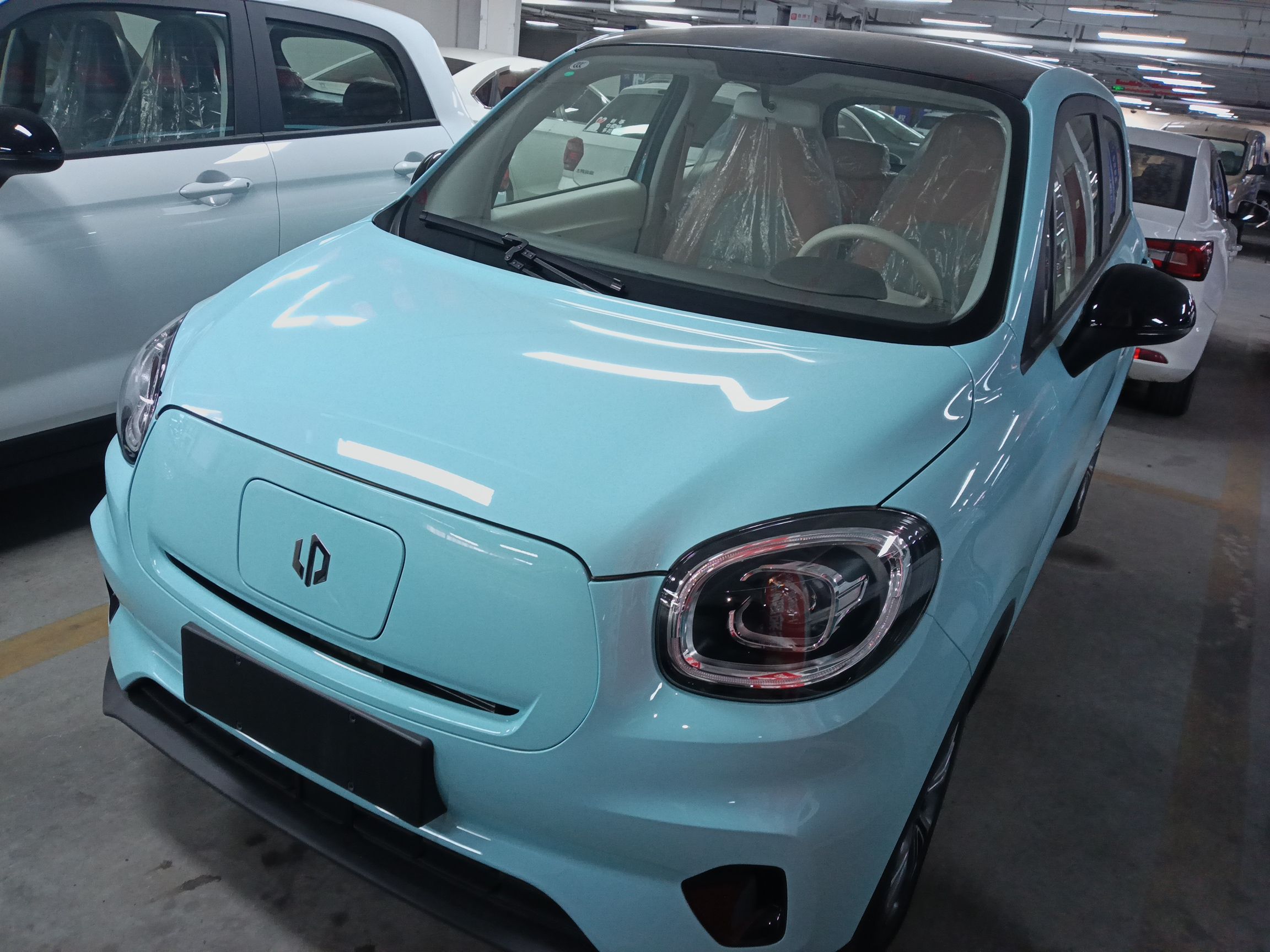 Под передней частью автомобиля