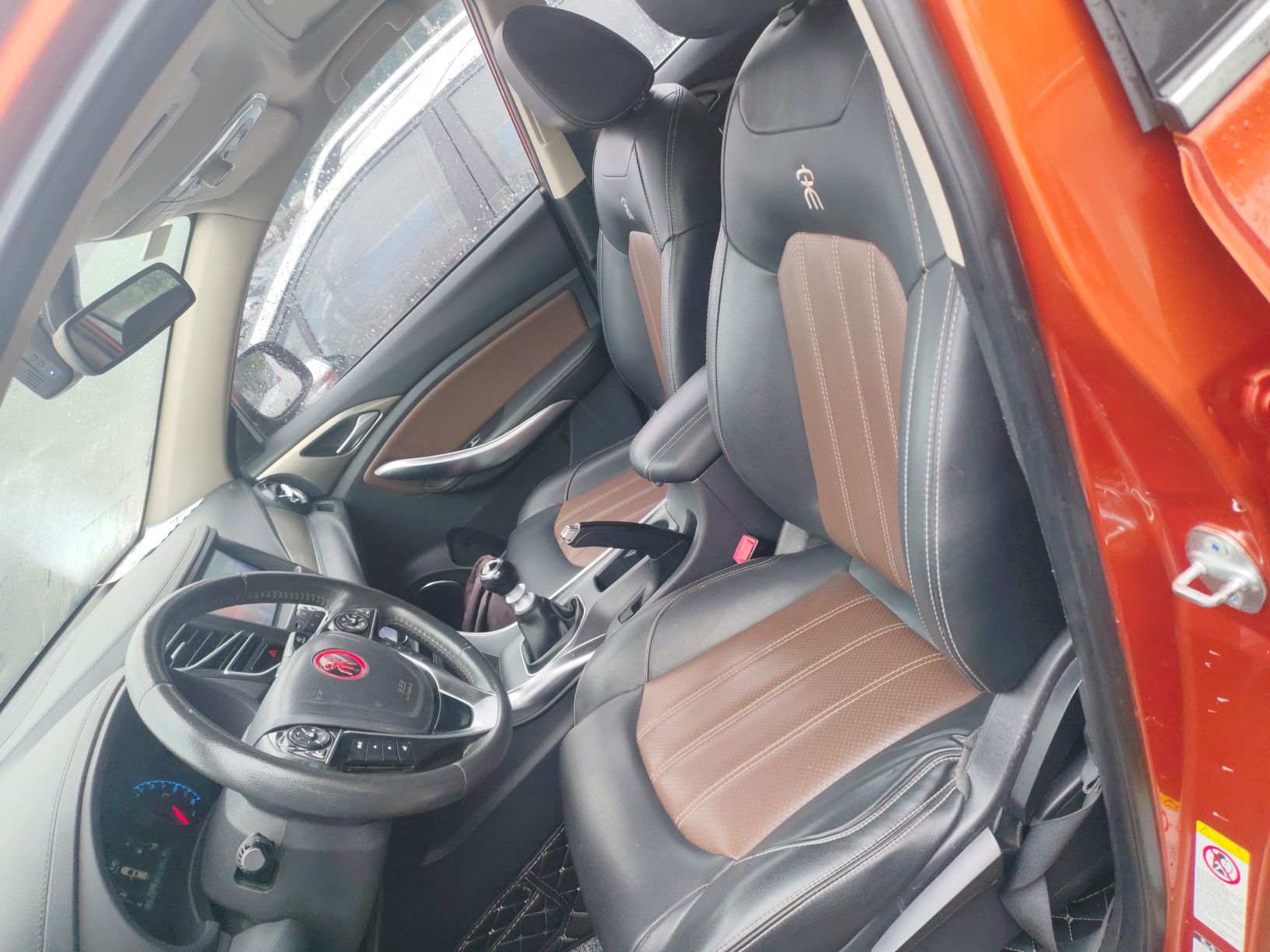 Переднее сиденье в автомобиле