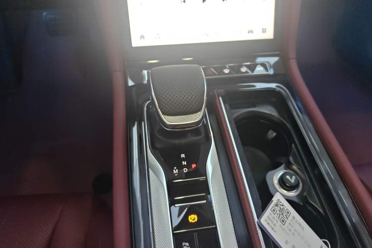 Used Hongqi H5 2025 2.0T Automatic Flag Edition – 500 000 Units Commemorative Version Gear Lever