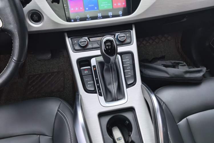 Used Geely Auto Emgrand X7 Sport 2018 1.8TD Automatic Two-Wheel Drive Smart Connect 4G Internet Edition Gear Lever
