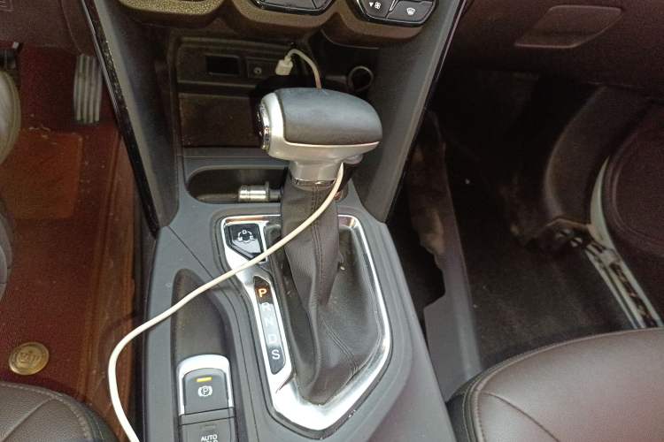 Used GAC Trumpchi GS4 2017 235T Automatic Two-Wheel Drive Luxury Smart Connectivity Version Gear Lever