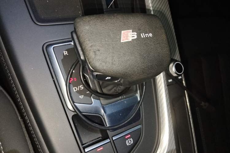 Used Audi A4L 2020 40 TFSI Fashionable and Elegant Model Gear Lever