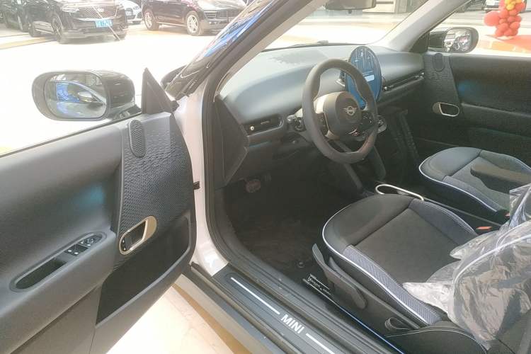 Used MINI Electric MINI COOPER 2025 Model Facelift 466km COOPER E Classic Style
