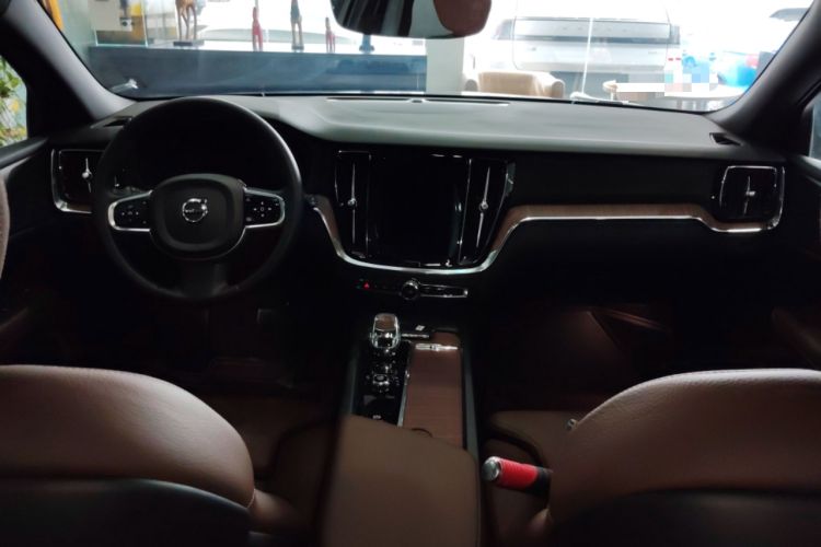 Used Volvo V60 2024 B5 Zhiyuan Luxury Edition Center Console