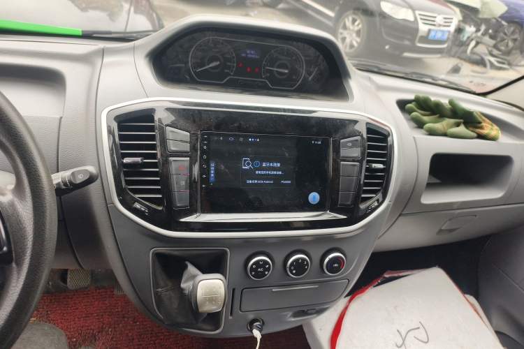 Used SAIC MAXUS Xintu V80 2023 2.0T Manual Classic City Delivery King Long Wheelbase Mid-Roof 3-Seater
