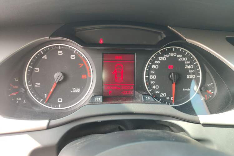 Used Audi A4L 2012 2.0 TFSI automatic Comfort trim level