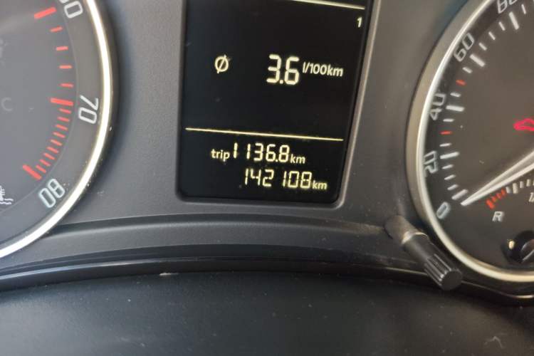 Used Skoda Octavia 2013 1.6L Manual Yijie Edition Odometer Close Up