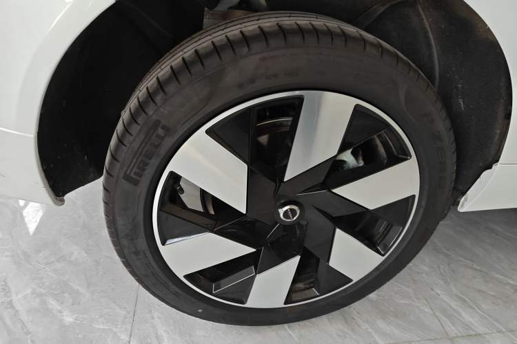 Used Volvo XC60 New Energy 2025 Plug-in Hybrid Long-Range All-Wheel Drive Smart Luxury Edition Right Rear Wheel Hub