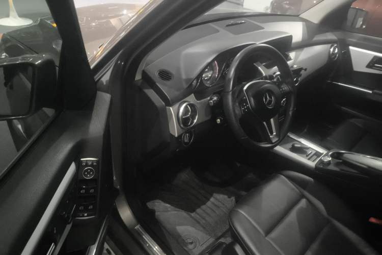 Used Mercedes-Benz GLK-Class 2013 GLK 300 4MATIC Dynamic Sunroof Model
