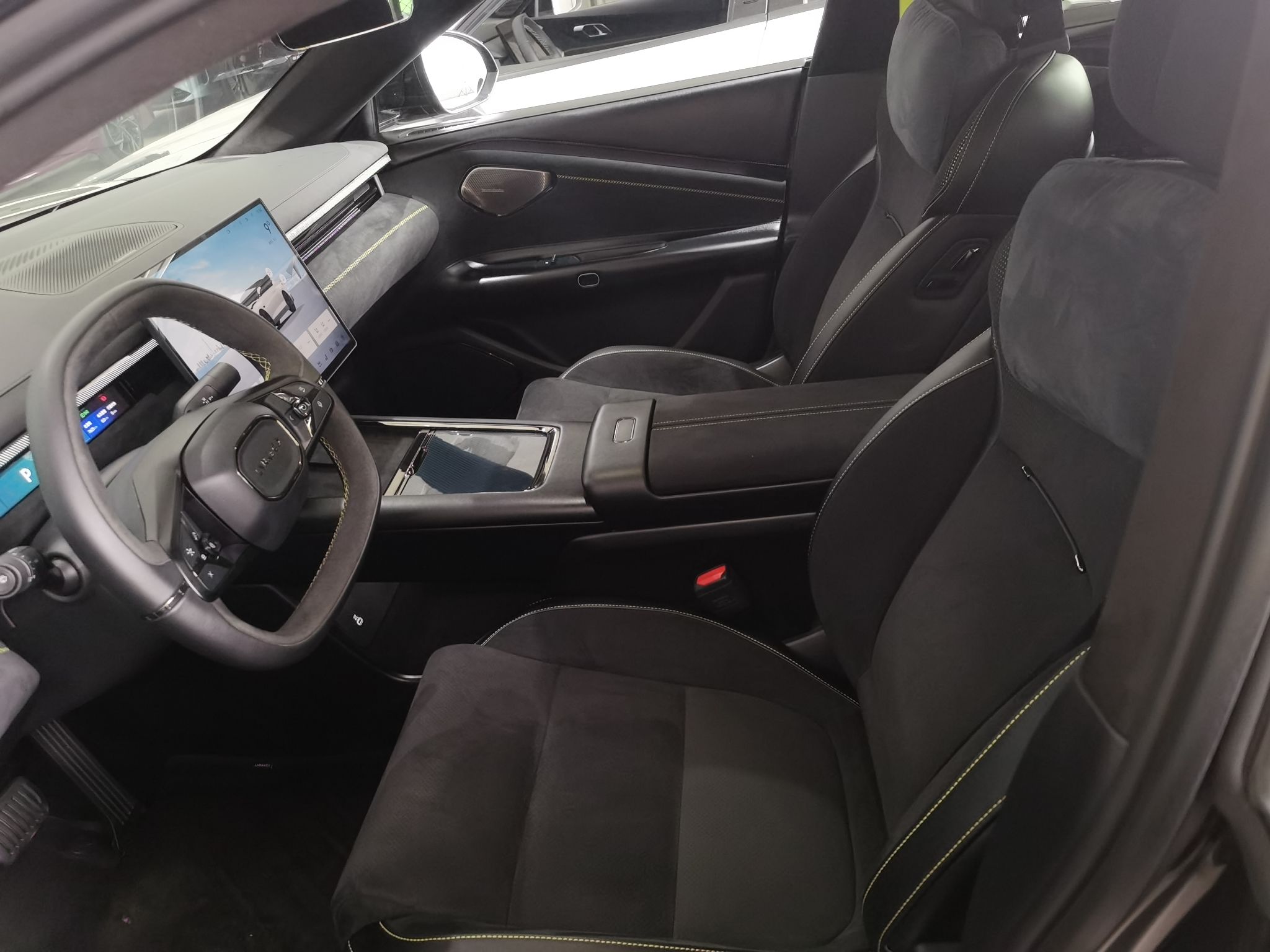 Переднее сиденье в автомобиле