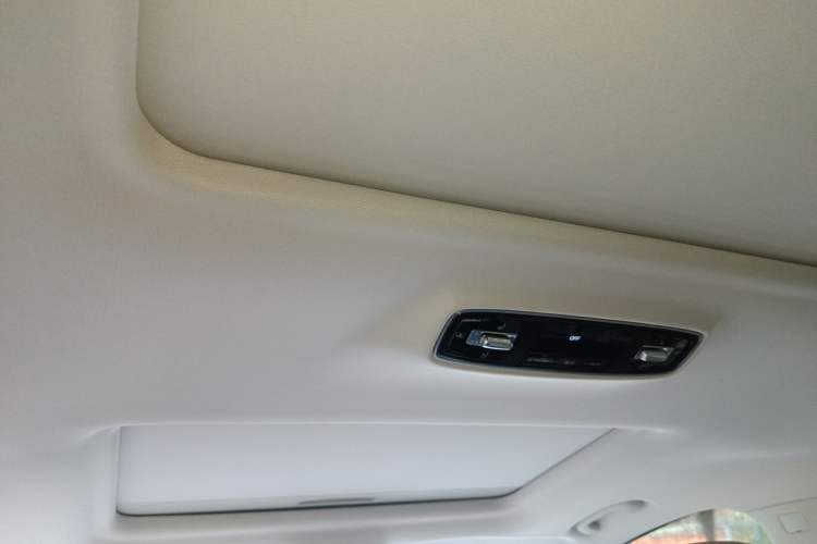 Used Roewe iMAX8 2022 400TGI Celebration Edition Headliner