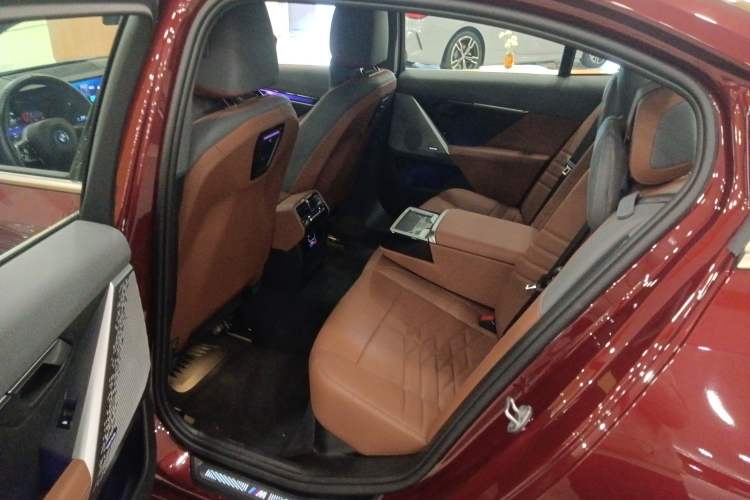 Used BMW i5 2024 eDrive 35L Luxury Model with M Sport Package Left Rear Seat