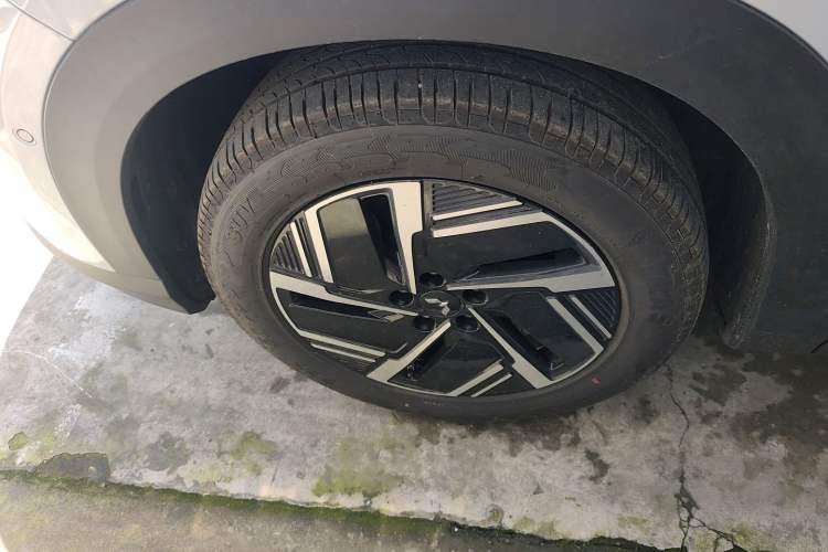 Used Wuling Xingguang S 2025 Model, 130km Flagship Edition Left Front Wheel Hub