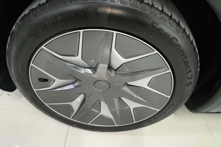 Used Tesla Model Y L 2025 Model Long-Range All-Wheel-Drive Version