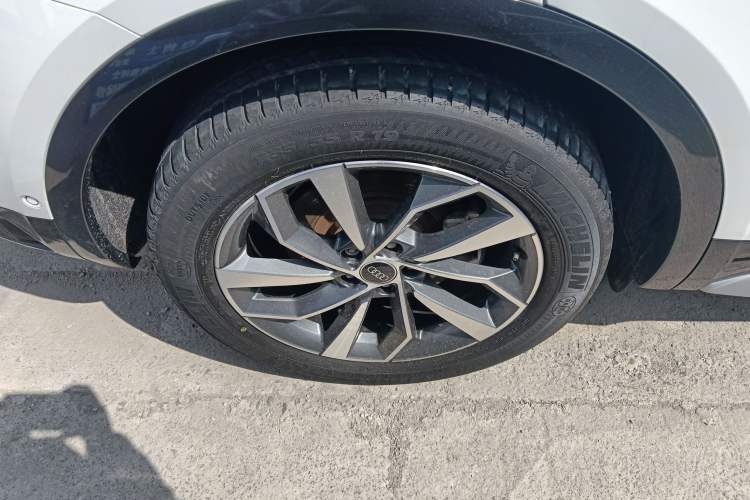 Used Audi Q5L 2022 Updated Version 40T Luxury Elegant Edition Right Rear Wheel Hub