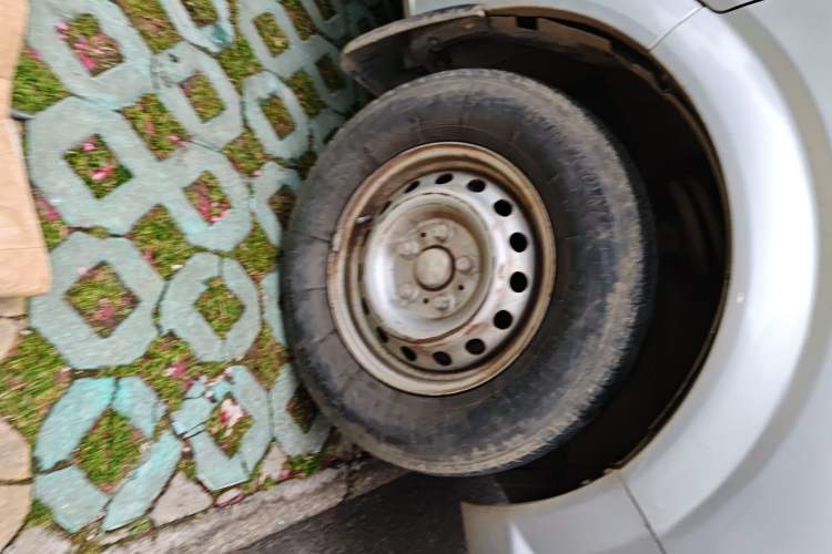 Used Dongfeng Yufeng 2020 2.3T Economy Logistics Vehicle Short Wheelbase Mid-Roof Design 5-9 Seats WP2.3