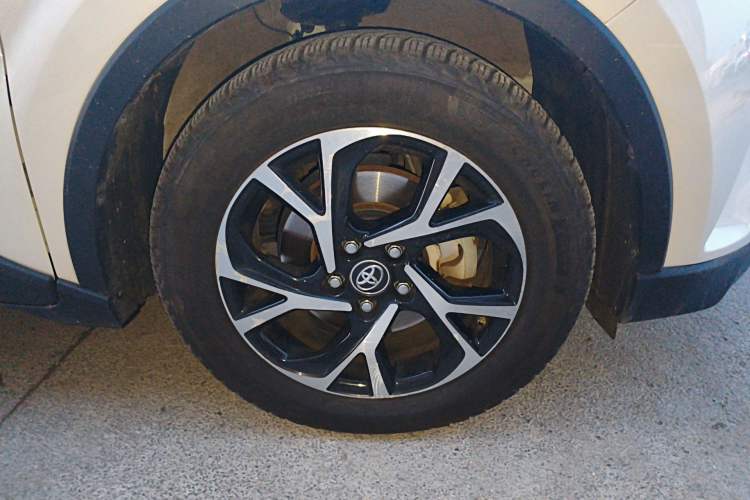 Used Toyota C-HR 2018 2.0L Leading with Sunroof China VI Standard Right Front Wheel Hub