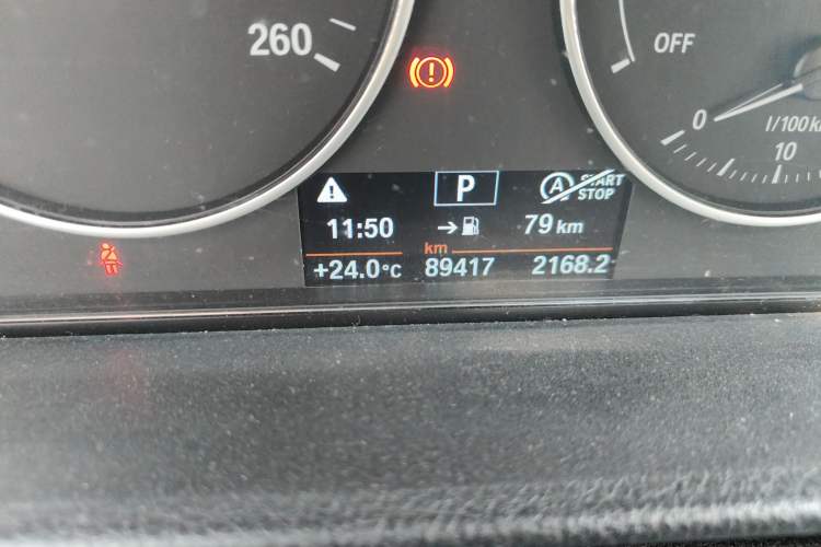 Used BMW 3 Series 2016 320Li Fashion Model Odometer Close Up