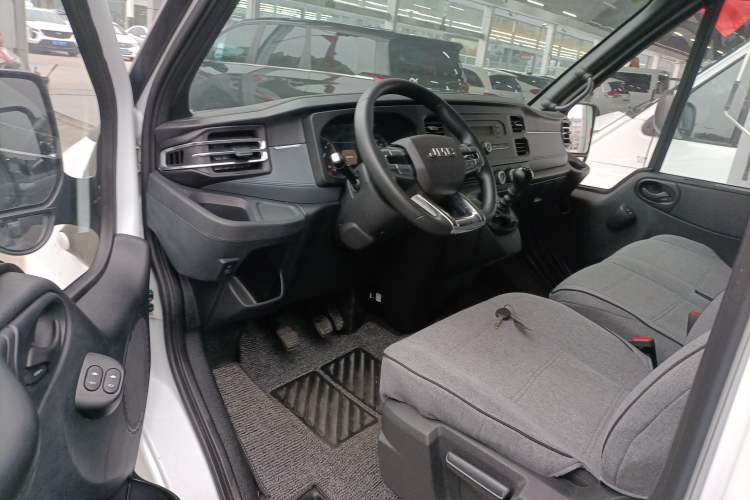 Used JMC Fushun 2023 2.0T Manual Short-Wheelbase Low-Roof Commercial Van 2/3 Seats with Lift-Up Tailgate