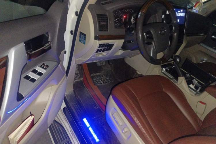 Used Toyota Land Cruiser 2018 4.0 GX-R Eight Cylinders No Winch Outboard Mount Middle East
