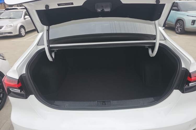 Used Roewe i6 MAX 2020 300TGI Automatic "Swell Cool Smart Drive" Edition Trunk