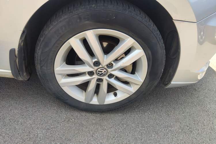 Used Volkswagen Jetta 2017 1.5L Automatic Comfort Model Right Front Wheel Hub