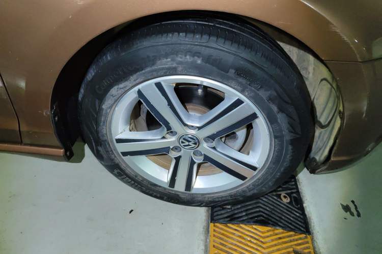 Used Volkswagen Lamando 2015 230TSI Manual Trend Edition Right Front Wheel Hub