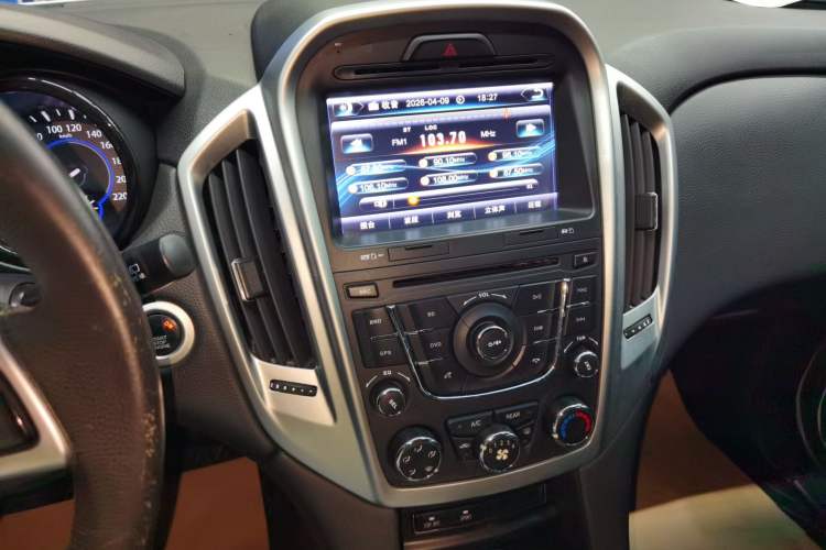 Used JMC Yusheng S350 2013 2.4T Automatic 2WD Diesel Luxury 7-Seater Audio And AC Panel