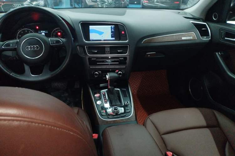 Used Audi Q5 2015 40 TFSI Comfort Model Center Console