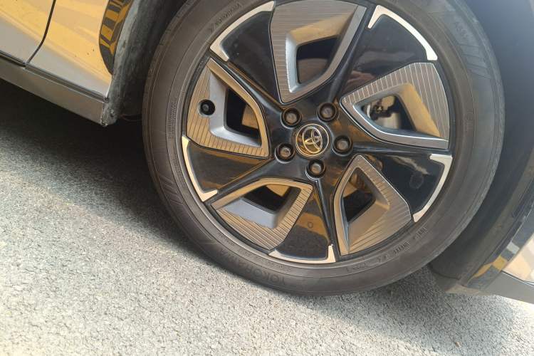 Used Toyota bZ3 2023 517 km Elite PRO Right Front Wheel Hub