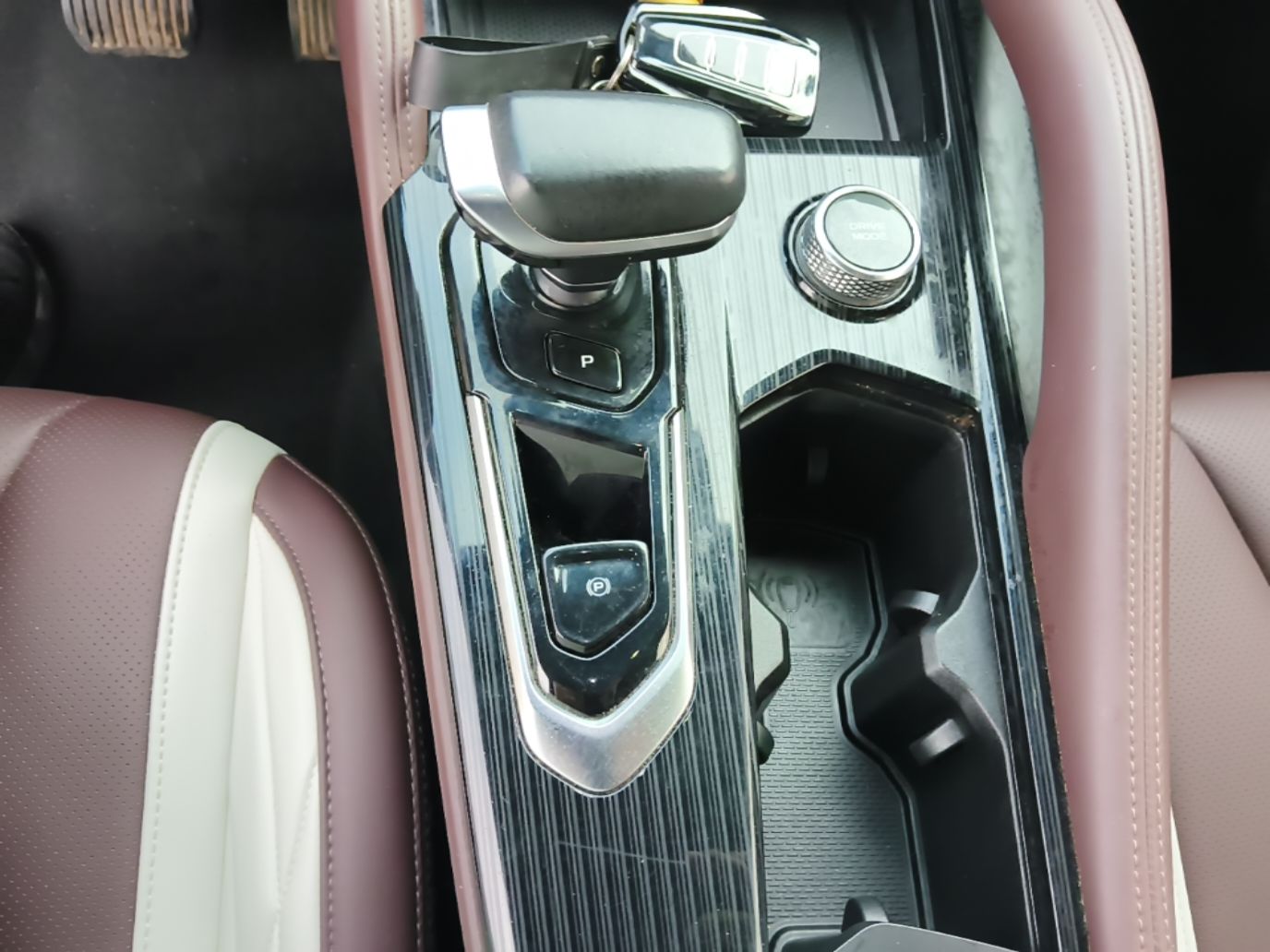 Geely Auto Monjaro L 2021 2.0TD DCT EVO Two-Wheel Drive Prestige Version — снимка 16