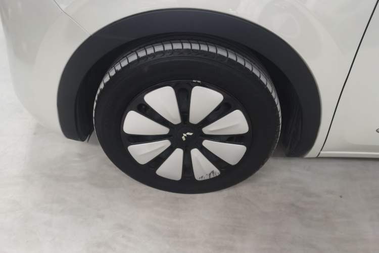 Used Wuling Bingo 2023 333 km Lingxi Connected Version Left Front Wheel Hub