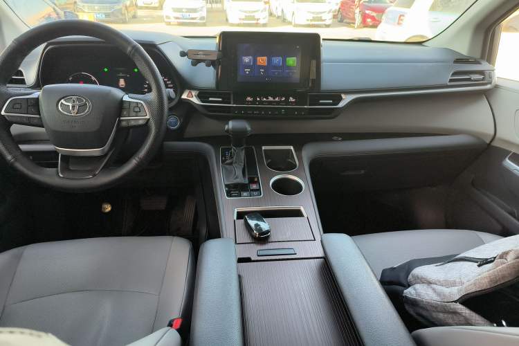 Used Toyota Granvia 2023 2.5L Hybrid Comfort Edition
