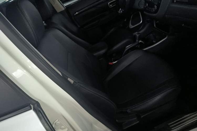 Used Mitsubishi Outlander 2018 2.0L Two-Wheel-Drive Jiale Edition 7-Seater