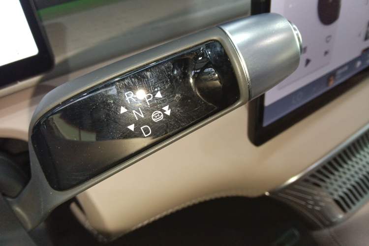 Used XPeng X9 2025 740 Ultra-Long Range Max Gear Lever