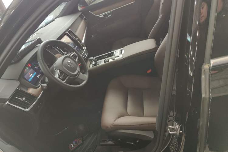 Used Volvo S90 New Energy 2025 Plug-in Hybrid Four-Wheel Drive Long-Range Zhiyi Luxury Edition
