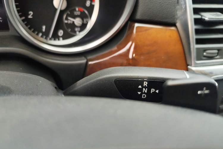 Used Mercedes-Benz M-Class 2014 ML 400 4MATIC Dynamic Model Gear Lever