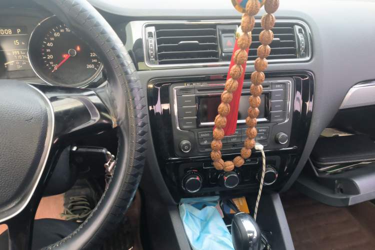 Used Volkswagen Sagitar 2015 1.6L Automatic Comfort Model Audio And AC Panel