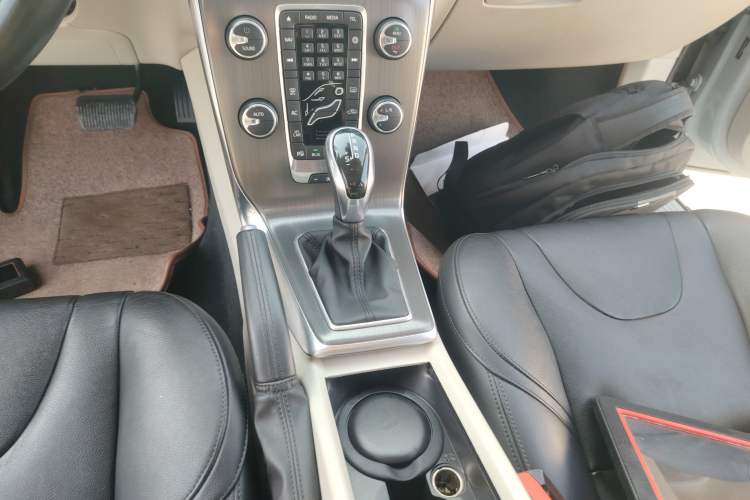 Used Volvo V40 2015 1.6T Zhiya Edition