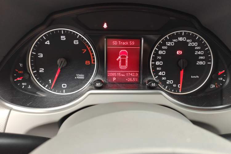 Used Audi Q5 2012 2.0TFSI Technology Model Odometer Close Up